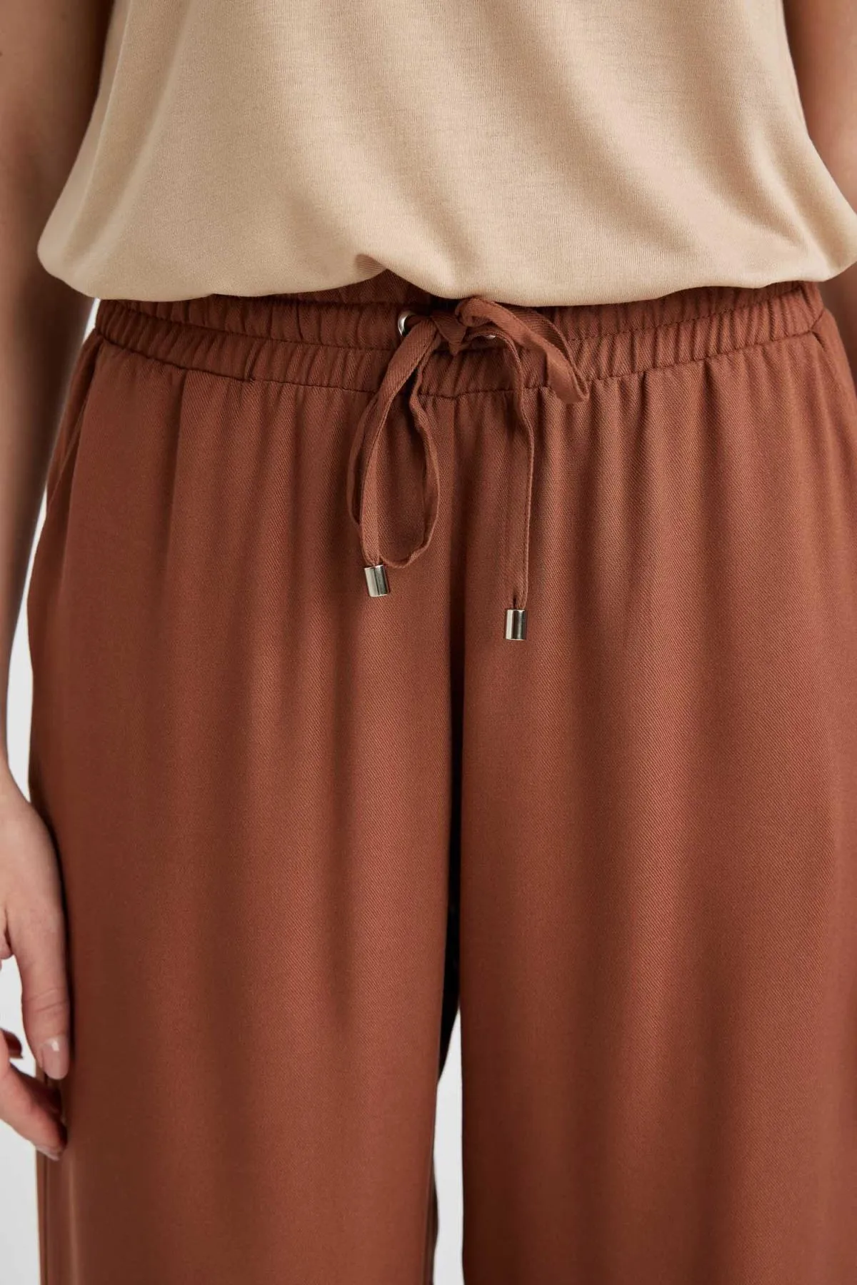 DeFacto  Florida Florida-Hose aus Viskose mit hoher Taille und weitem Bein und Taschen, J8738az23sm