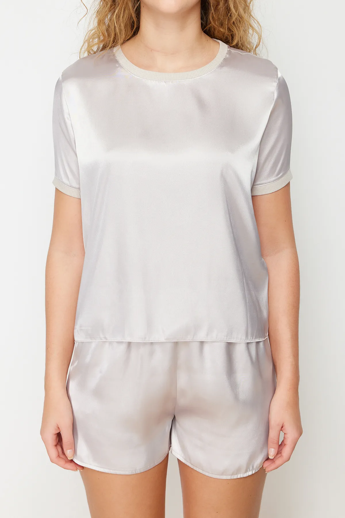 Trendyol Collection  Beigefarbenes Pyjama-Set aus gewebtem Satin THMSS24PT00091