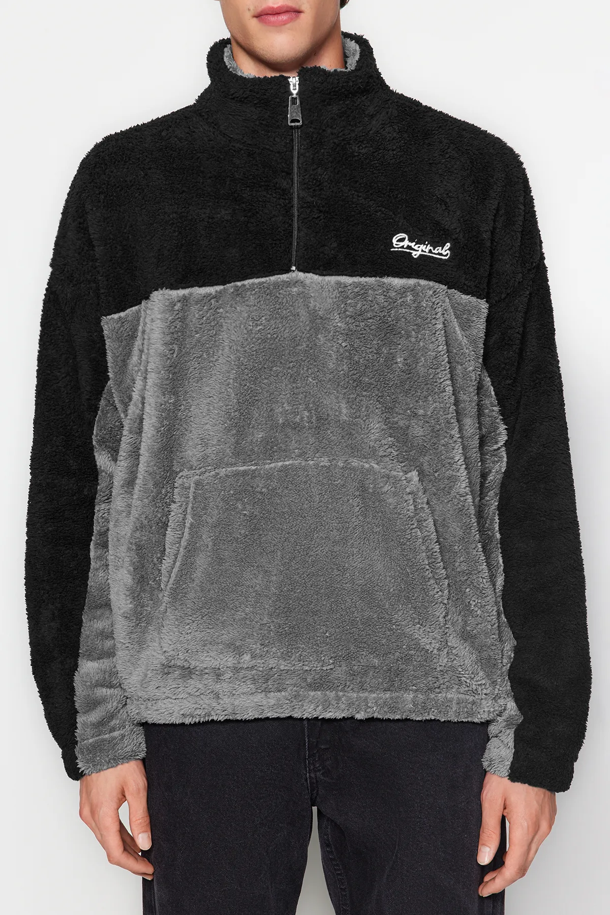 Trendyol Collection  Schwarzes Unisex-Sweatshirt in Übergröße/Weitschnitt, Farbblock, minimale Stickerei, warmes Plüsch-Sweatshirt TMNAW22SW1477