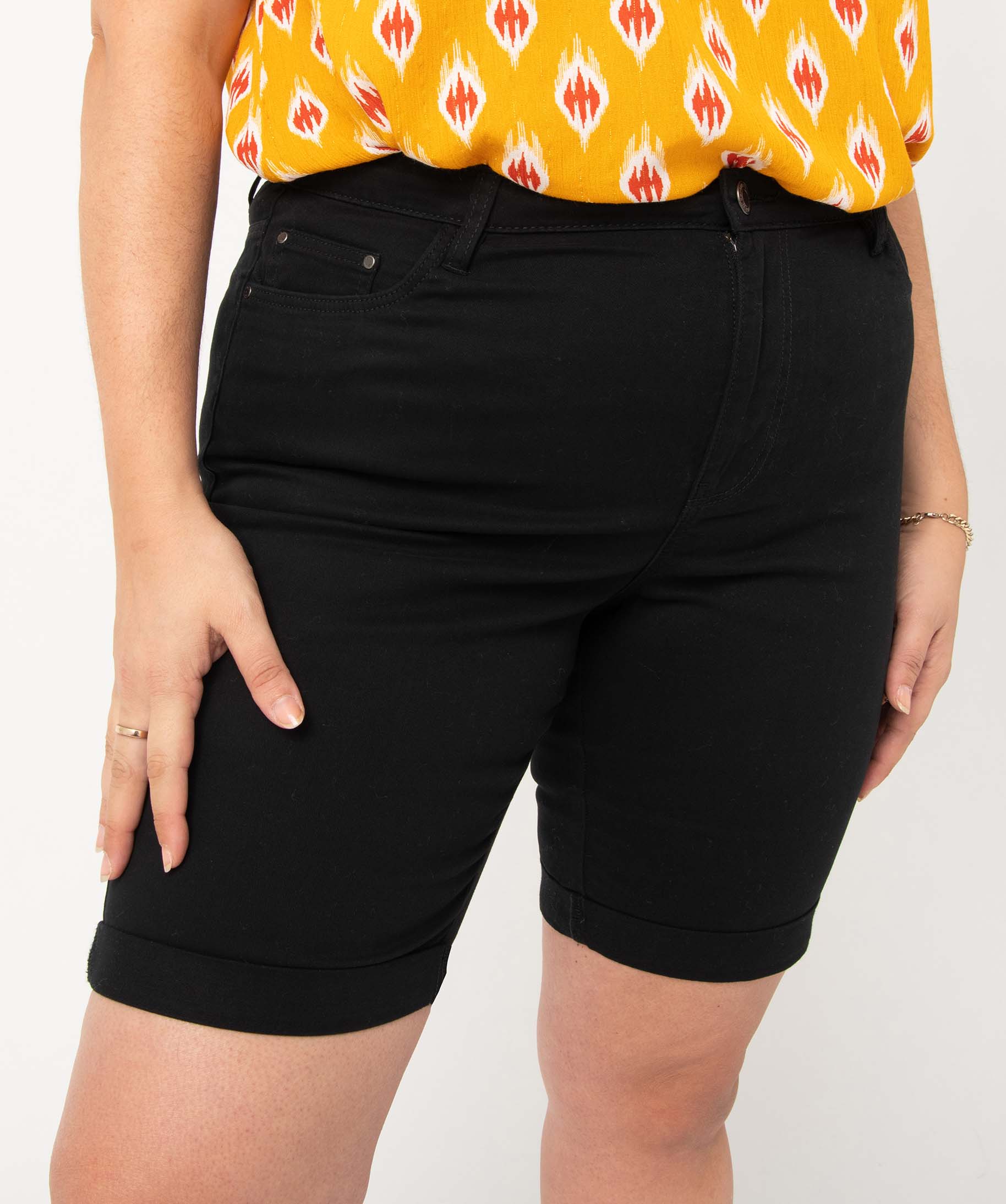 Bermuda femme grande taille à revers en coton stretch noir | GEMO