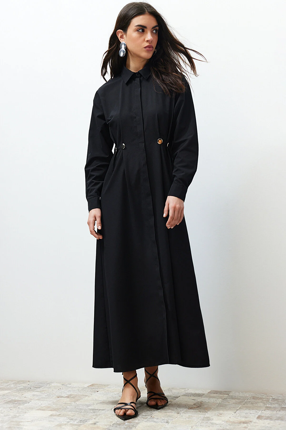 Trendyol Modest  Schwarzes gewebtes Hemdkleid mit Accessoire-Detail an der Taille TCTSS24EB00142