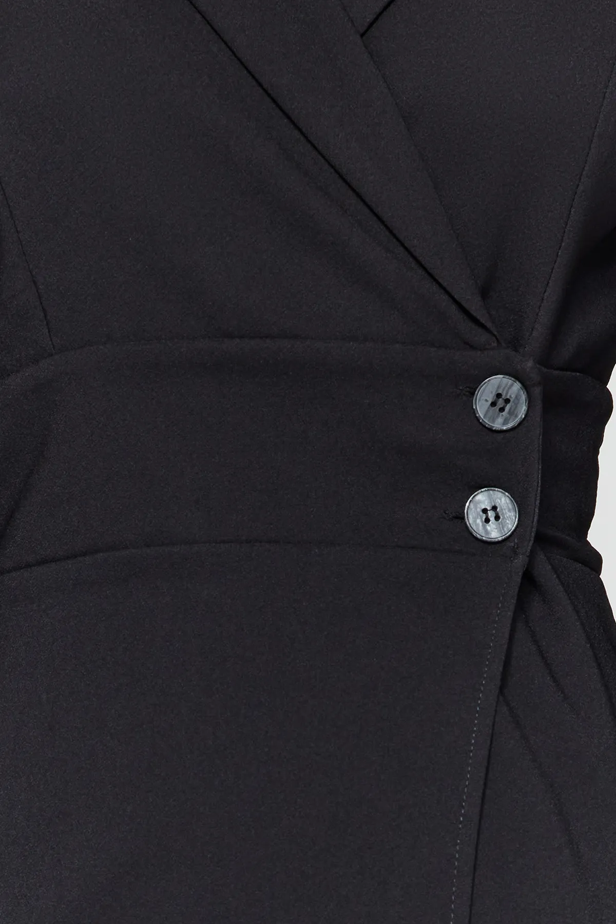 Trendyol Collection  Schwarzes, gewebtes Mini-Jackenkleid mit Knopfdetail TWOAW24EL00462
