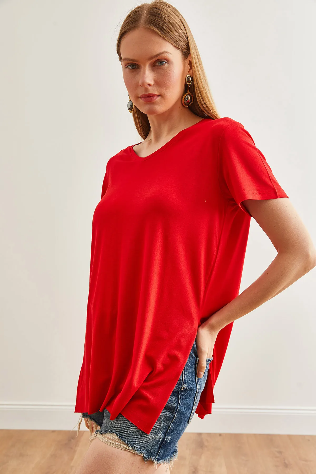 Olalook  Rotes Damen-T-Shirt mit V-Ausschnitt und Schlitz - TSH-19000582