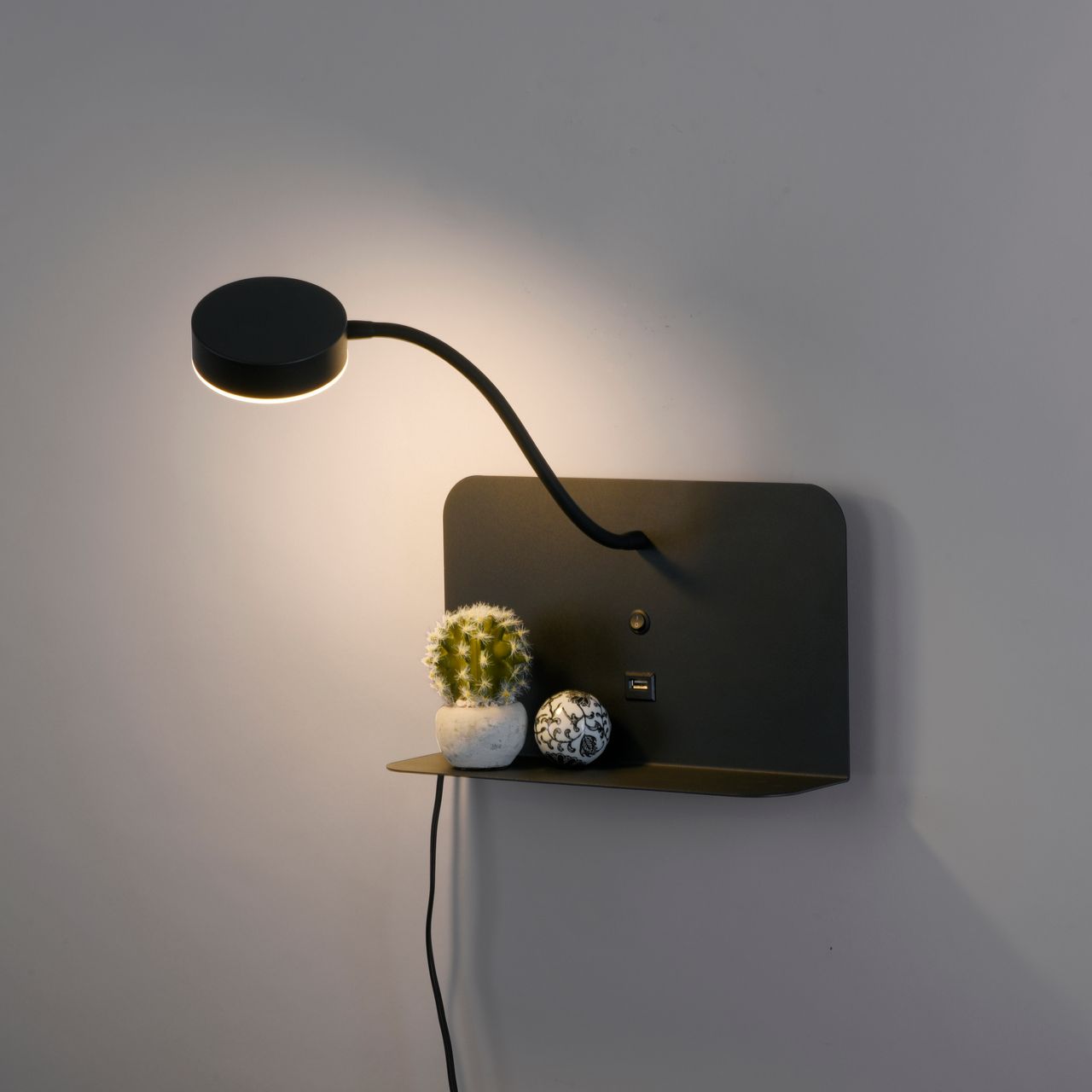 JUST LIGHT LeuchtenDirekt LED Wandleuchte BOARD, dreh- und schwenkbar, USB, 3000 K, Ablagefläche, Innenleuchte, IP20