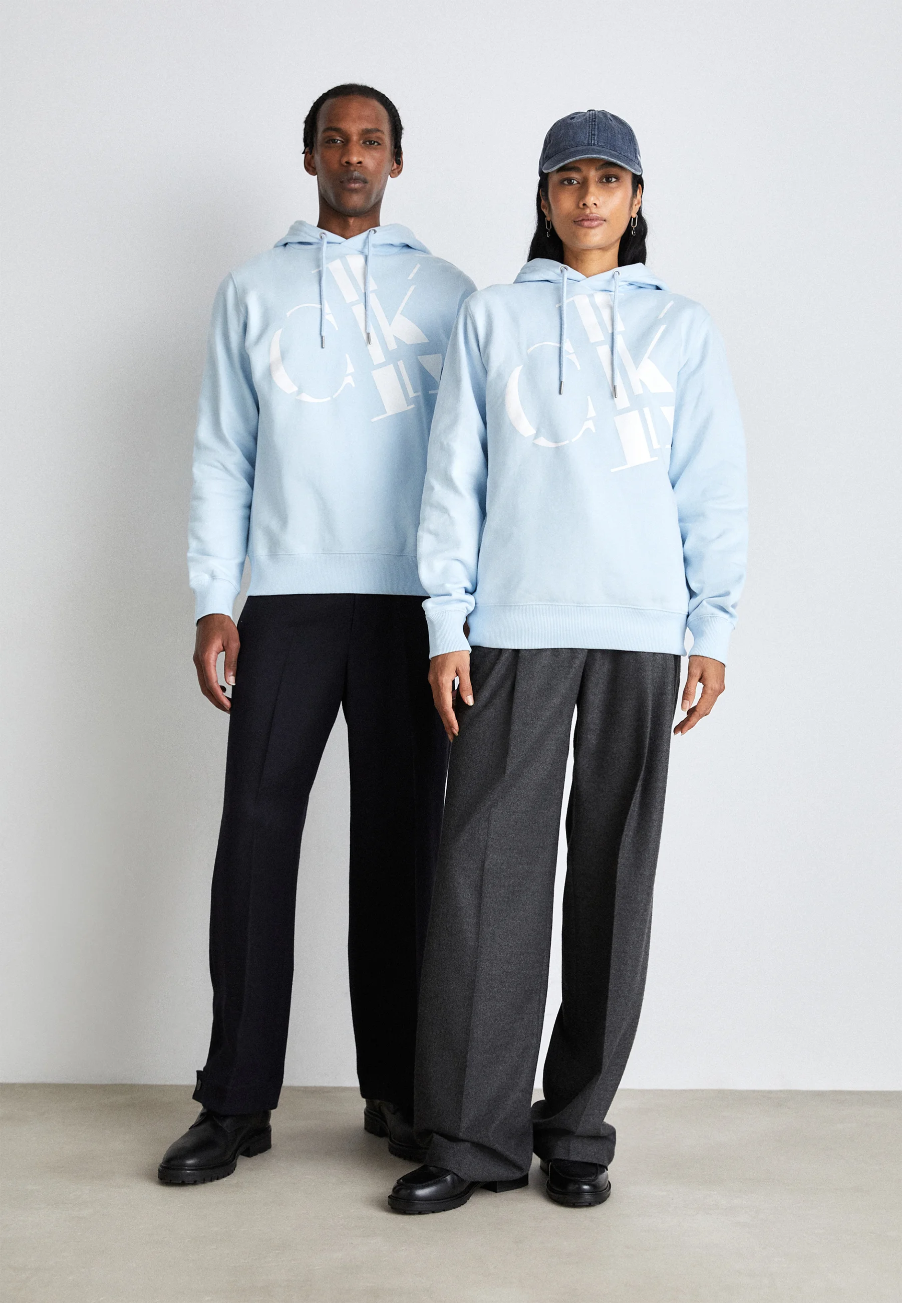 Sudadera con capucha Calvin Klein Jeans Regular con logotipos dispersos, unisex