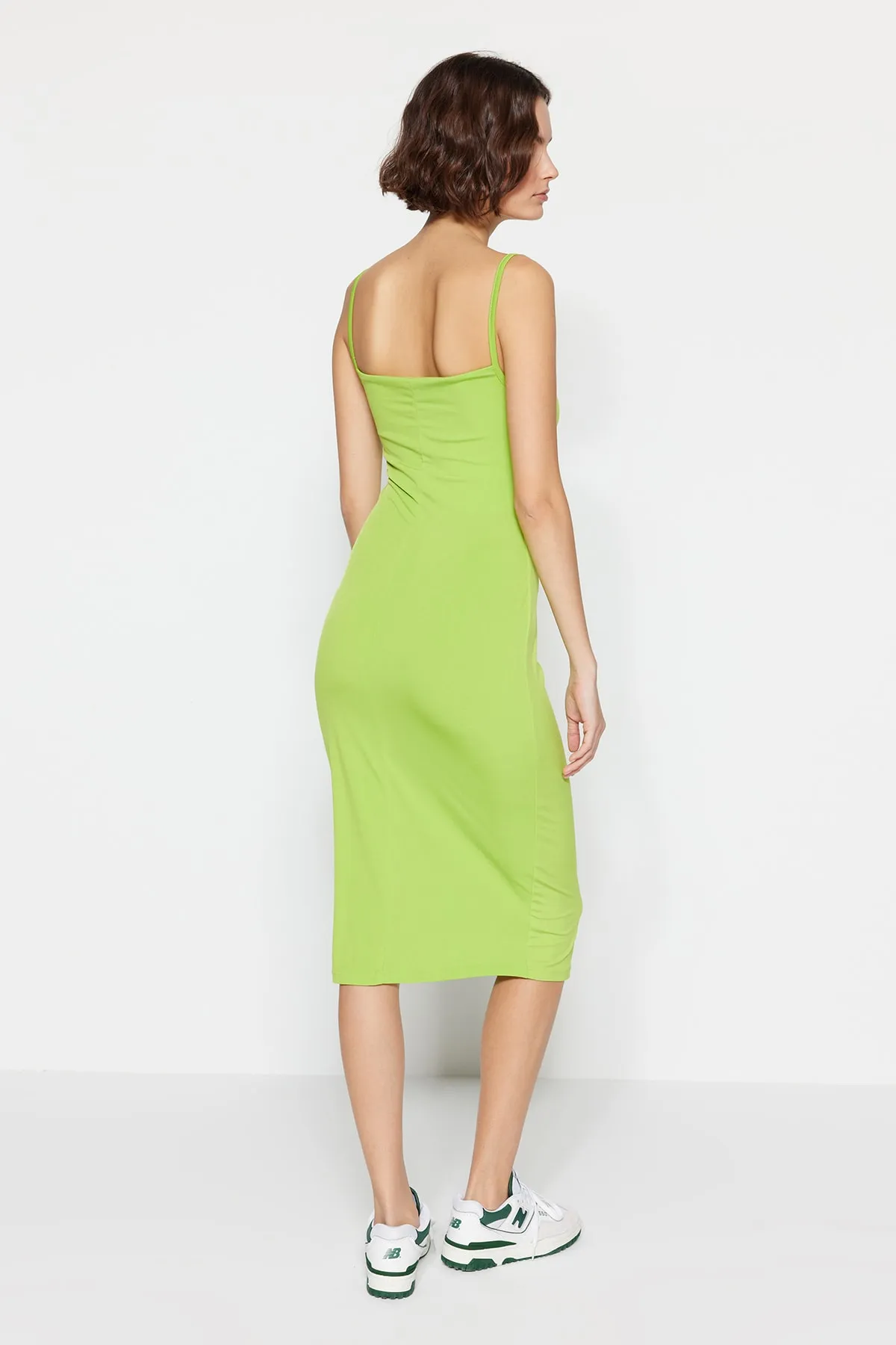 Trendyol Collection  Hellgrünes, figurbetontes, flexibles Strick-Bleistiftkleid mit Degaje-Kragen und Midi-Trägern TWOSS19AD0020