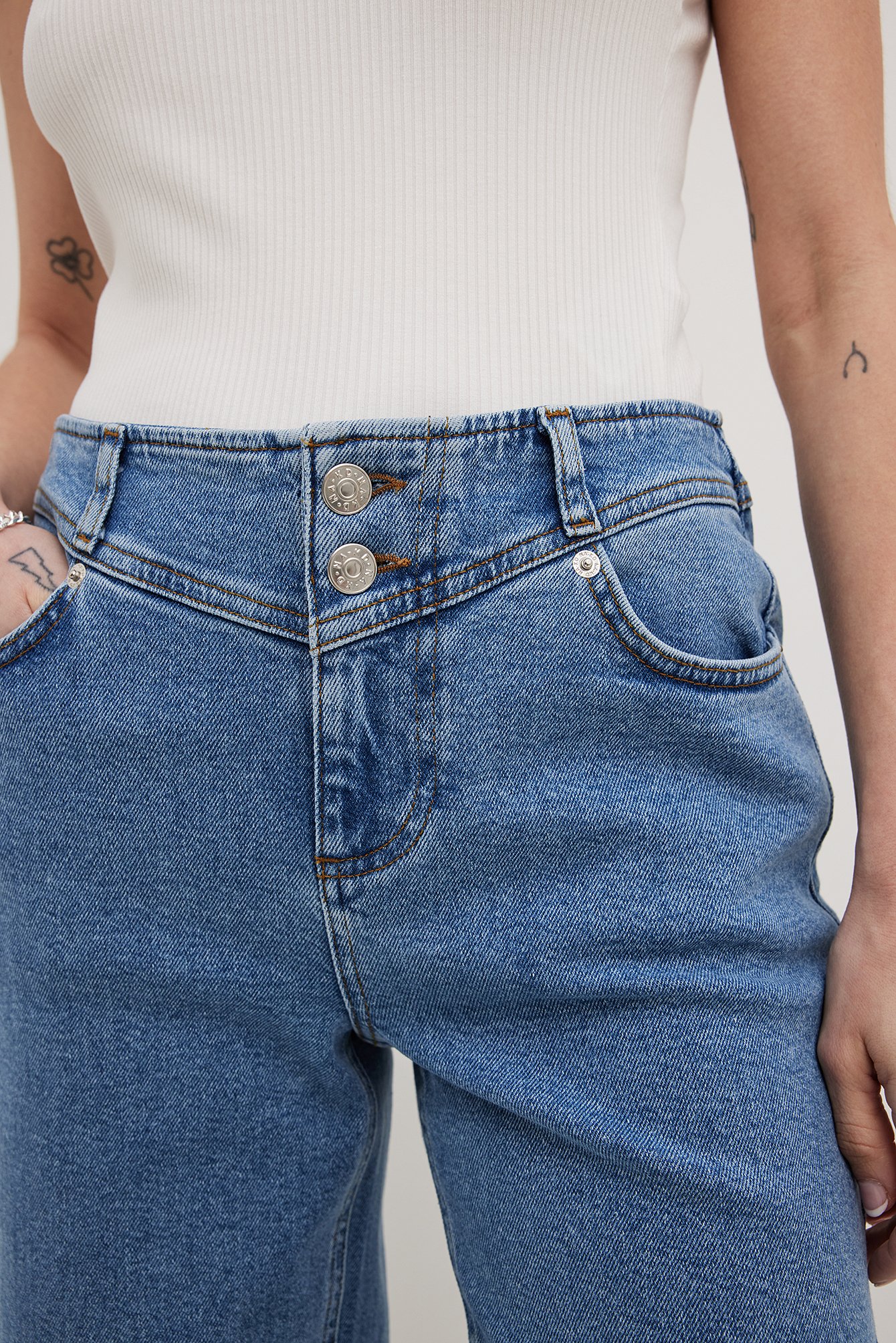Tief geschnittene Jeans mit Taschendetail