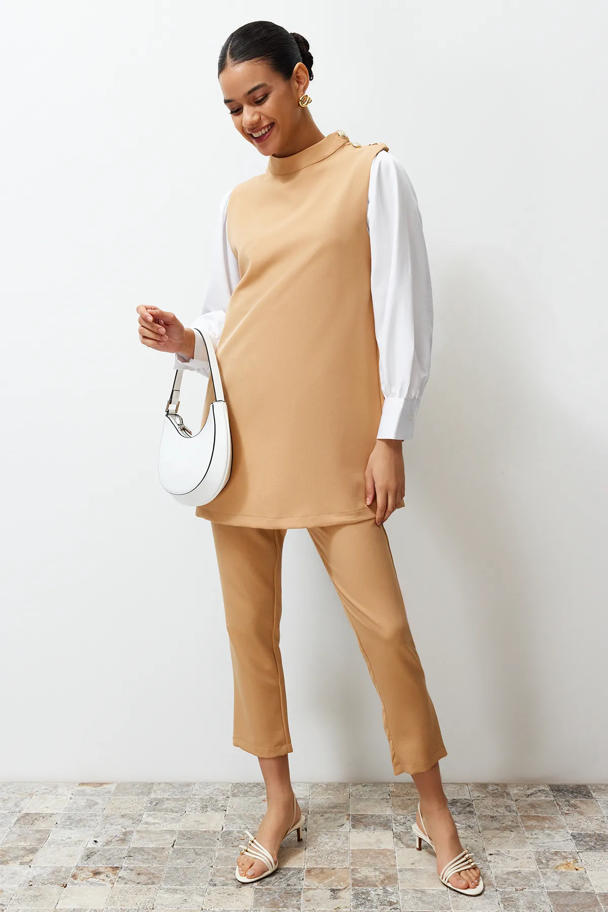 Trendyol Modest  Beiges Tunika-Hose-Set aus gewebtem Crêpe-Unterteil und Oberteil TCTSS24US00047