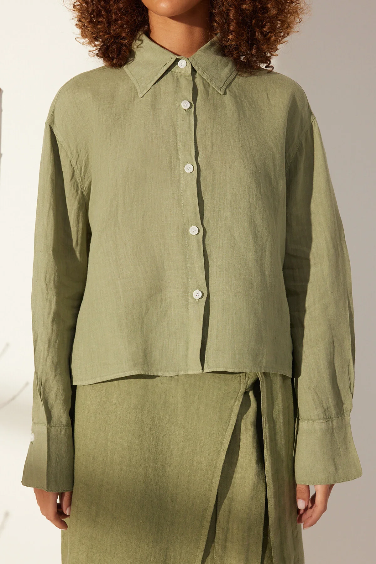 Trendyol Collection  Mintgrünes Oversize-Hemd aus 100 % Leinen TWOSS24GO00121