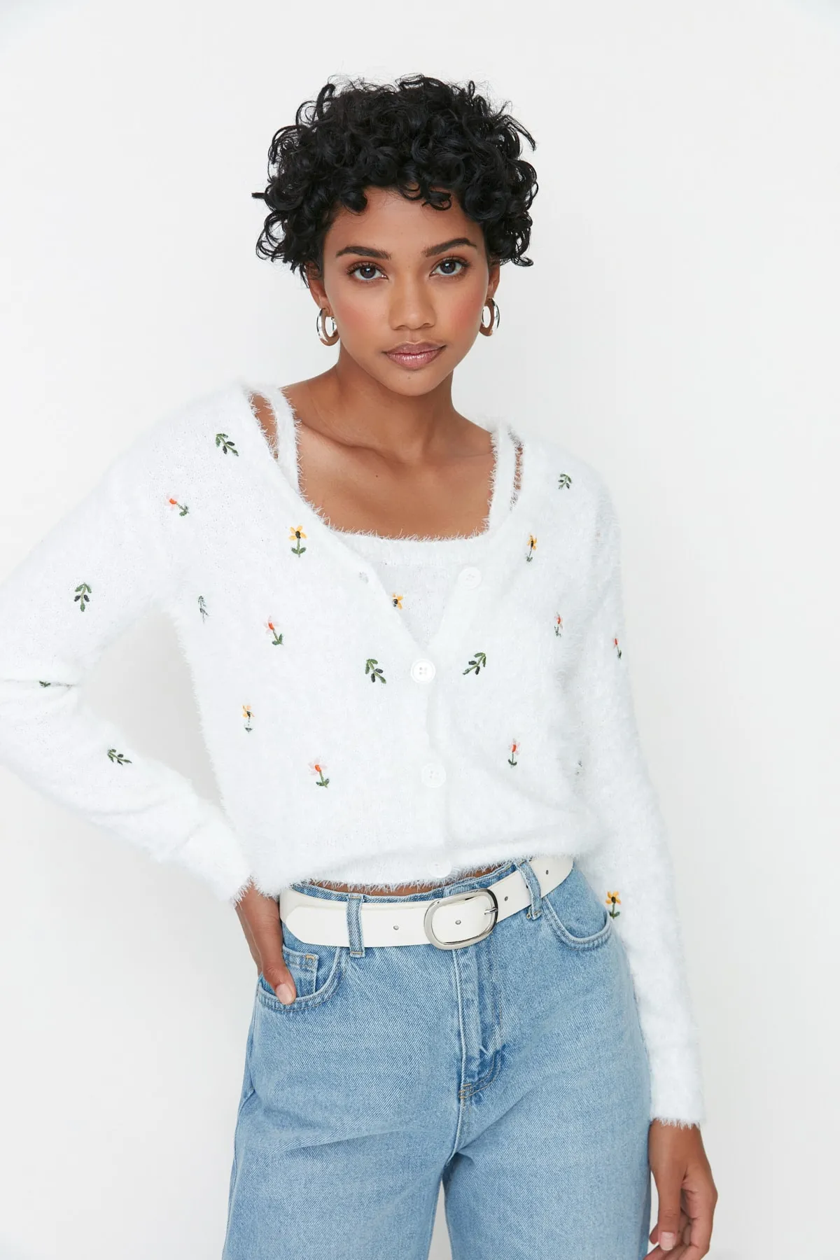 Trendyol Collection  Ecrufarbenes Strickset mit Pelz-/Bartseil-Bluse und Strickjacke TWOAW22HI0055