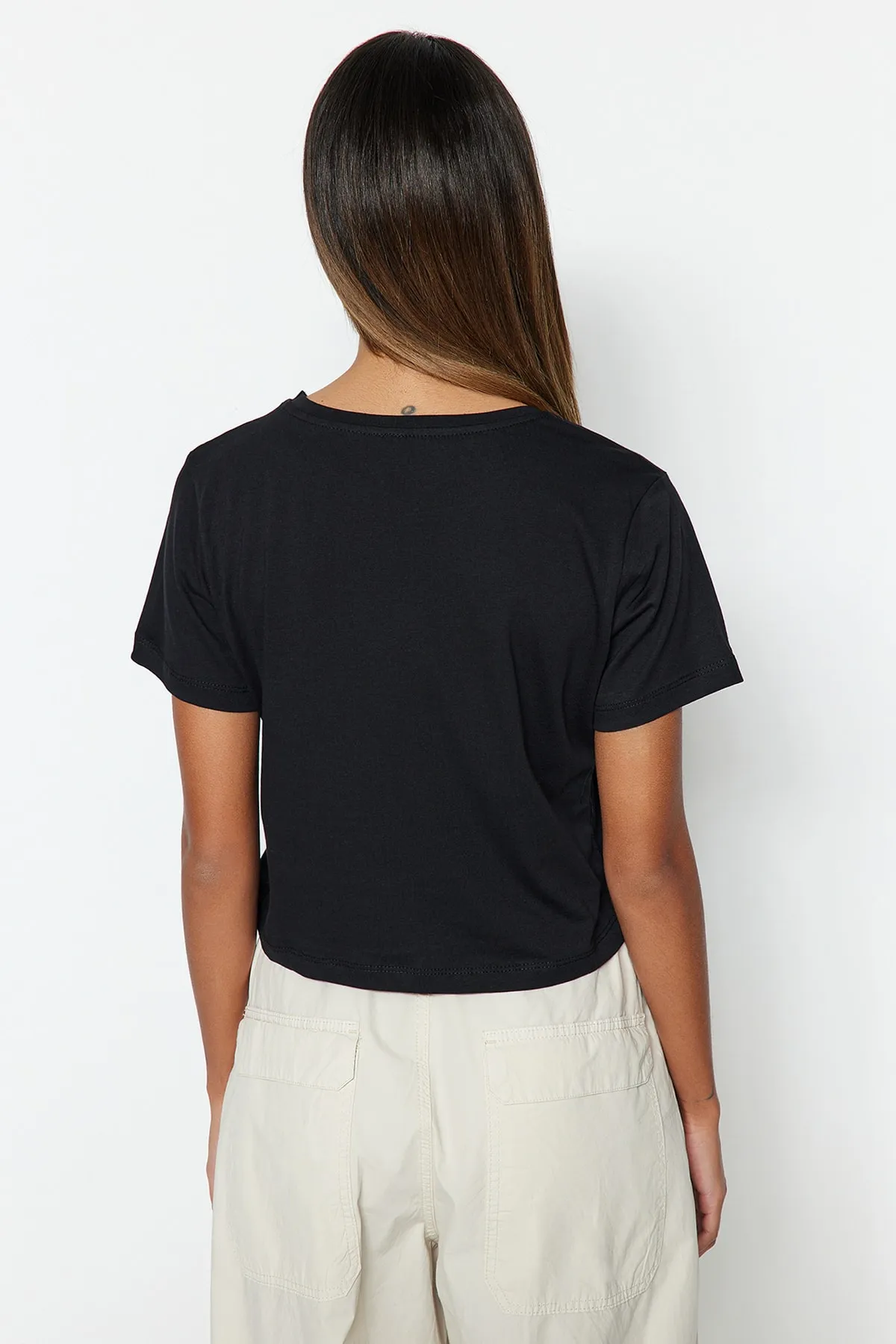 Trendyol Collection  Schwarzes, kurzes Strick-T-Shirt mit Rundhalsausschnitt und Slogan-Print aus 100 % Baumwolle TWOSS23TS00125