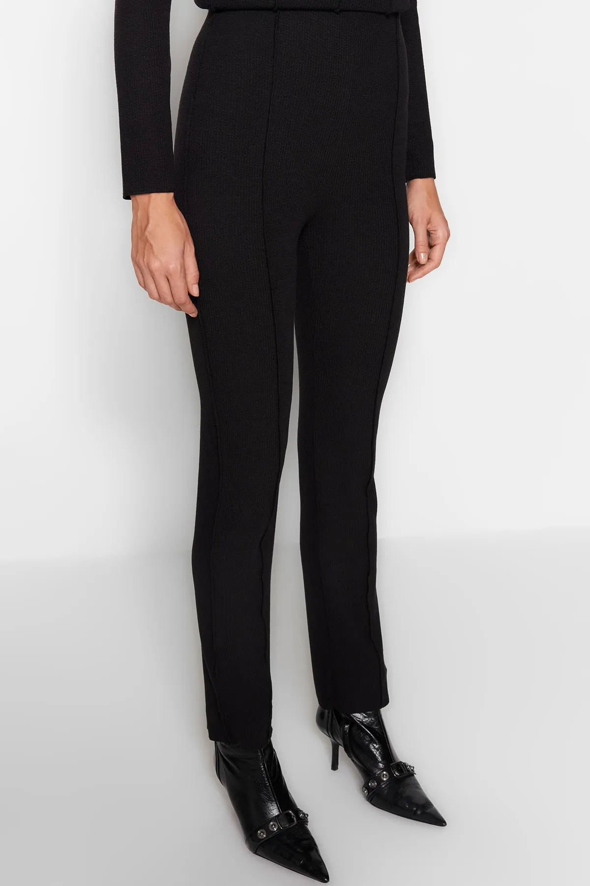Trendyol Modest  Schwarzes Set aus Bluse, Hose und Oberteil mit geripptem Detail aus Strick TCTAW24US00082