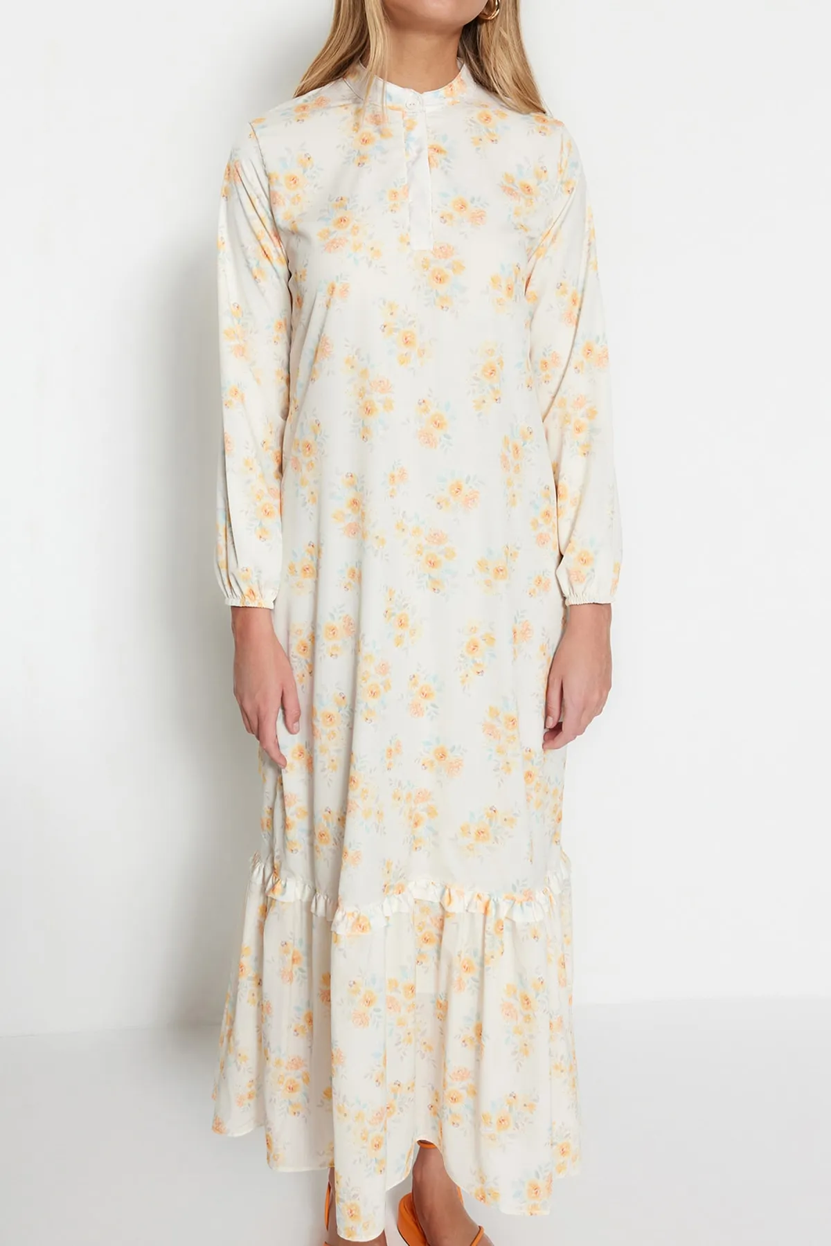Trendyol Modest  Oranges, florales, gewebtes Kleid mit halber Knopfleiste und Rüschenspitze, gefüttert TCTSS21EL3353