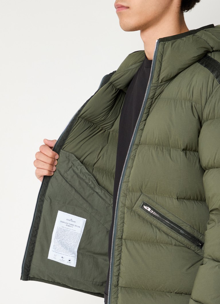 Puhasta jakna Stone Island 81154 s puhovim polnilom in žepi z zadrgo