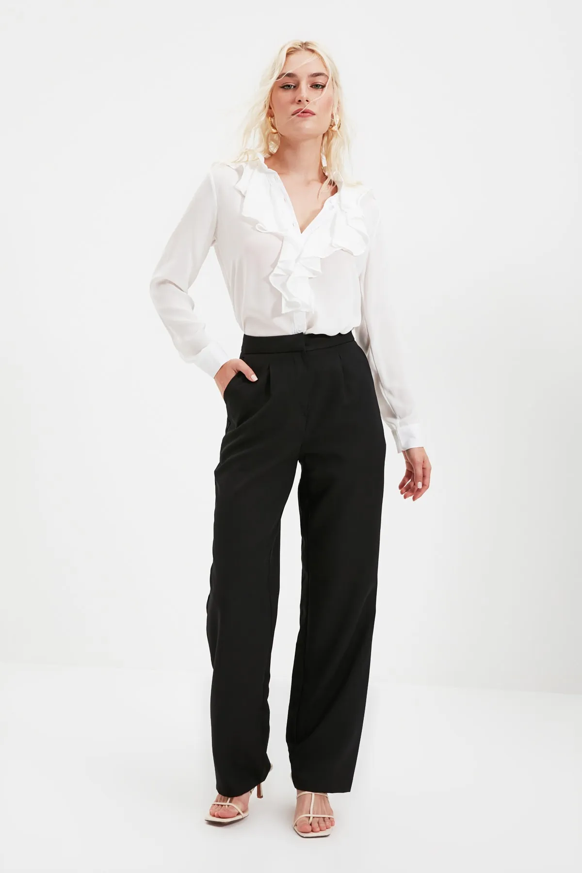 Trendyol Collection  Schwarze plissierte Webhose mit weitem Bein TWOSS21PL0155