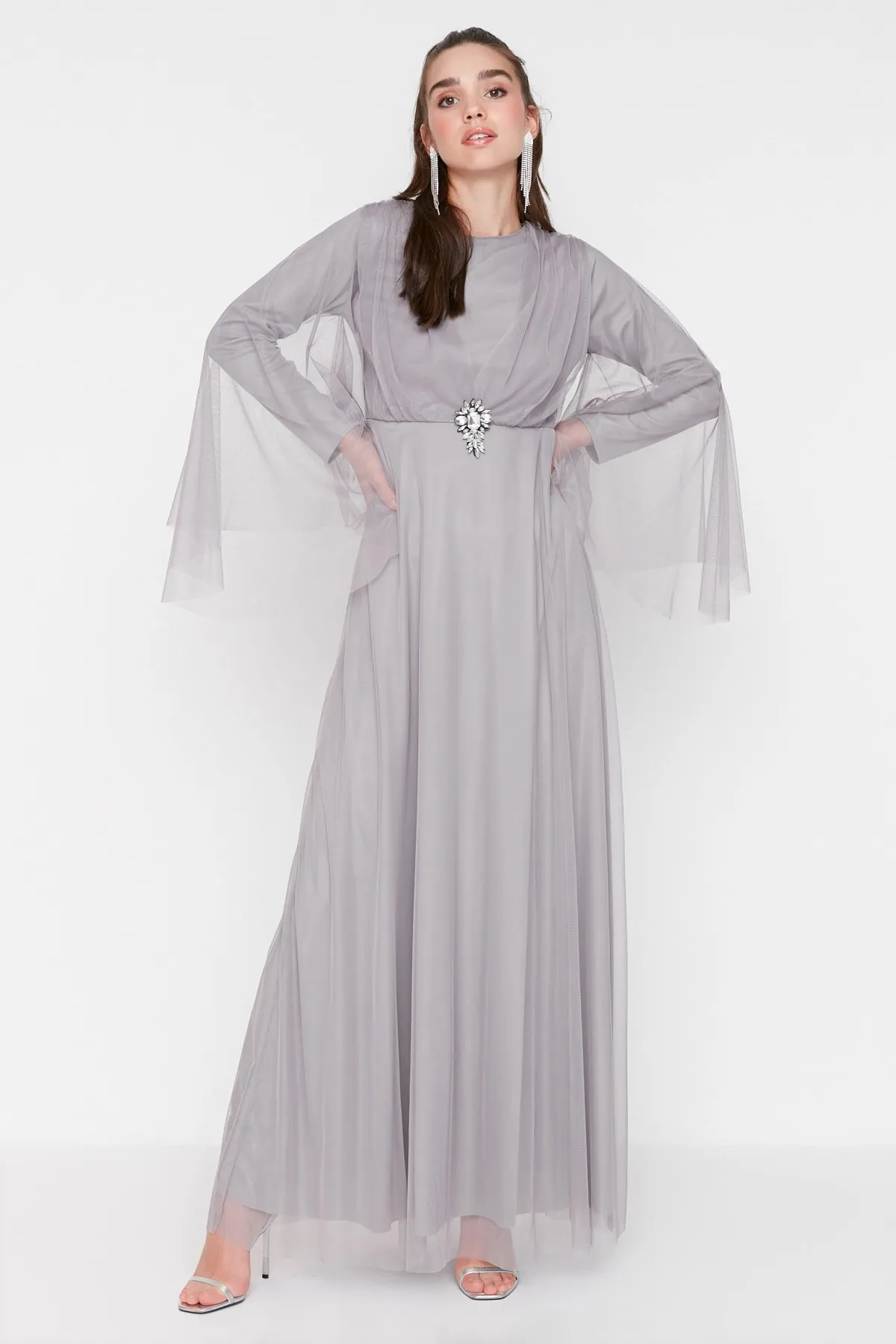 Trendyol Modest  Graues Tüllcape und abnehmbare, mit Schmucksteinen verzierte Brosche am Abendkleid TCTSS22DB00014