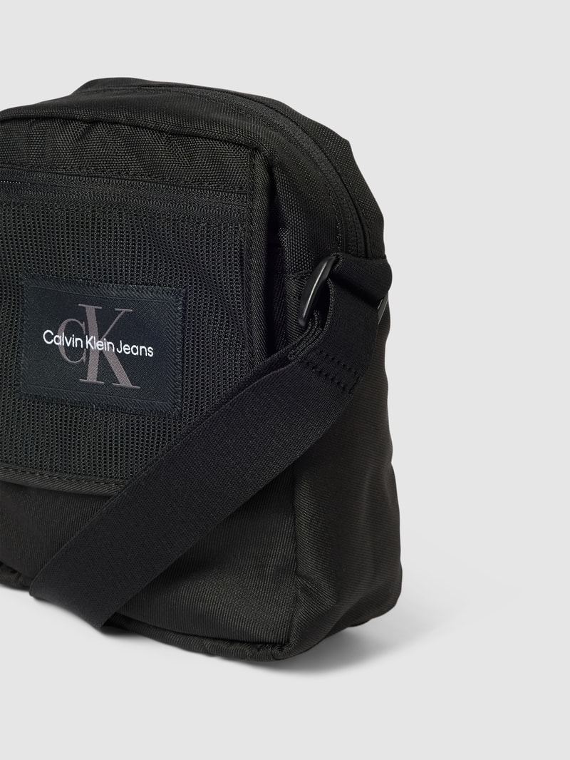 Umhängetasche mit Label-Patch in schwarz