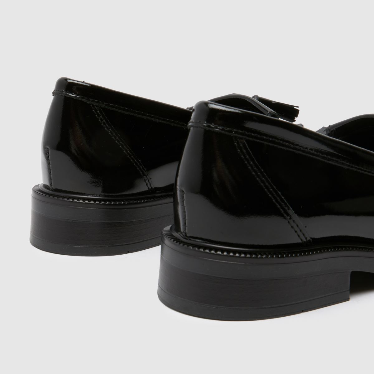 Schuh – Lizzie – Svarta, platta loafers i lackat läder med bred passform