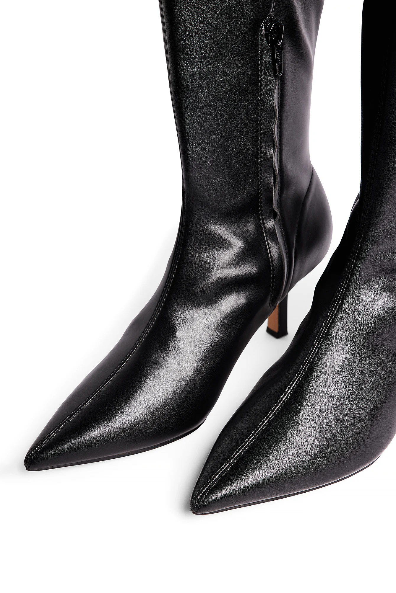 Kniehohe Stiefel mit niedrigem Absatz
