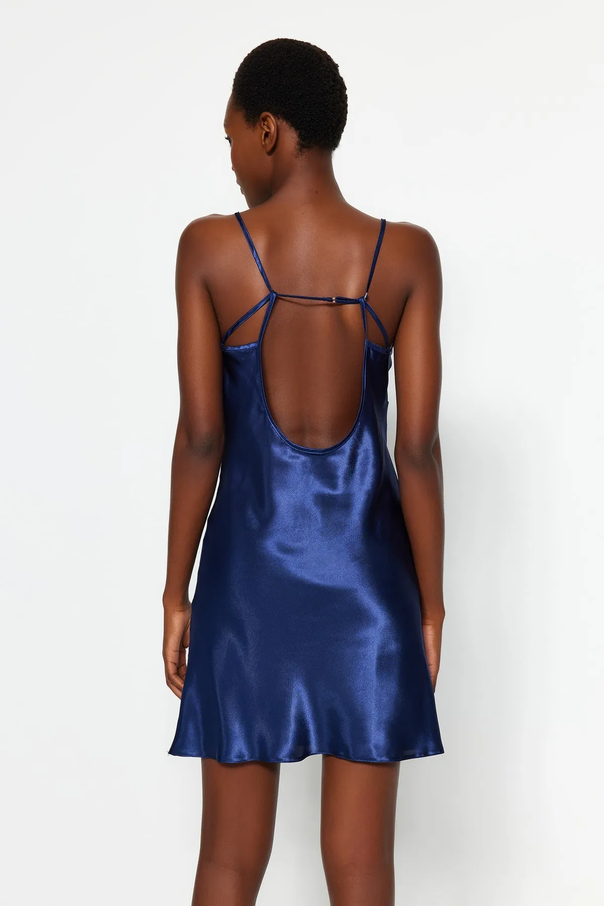 Trendyol Collection  Marineblaues Nachthemd aus gewebtem Satin mit Seilträgern und detaillierter Rückseite THMAW24GC00002