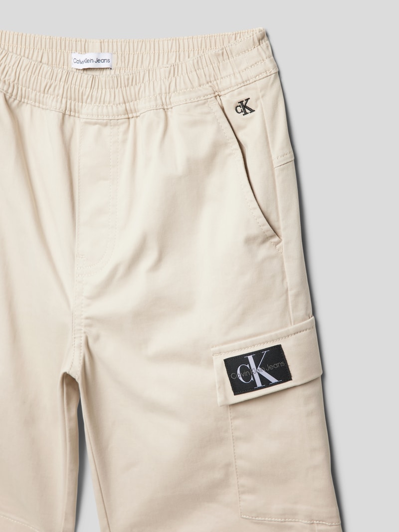 Shorts mit Label-Patch in beige