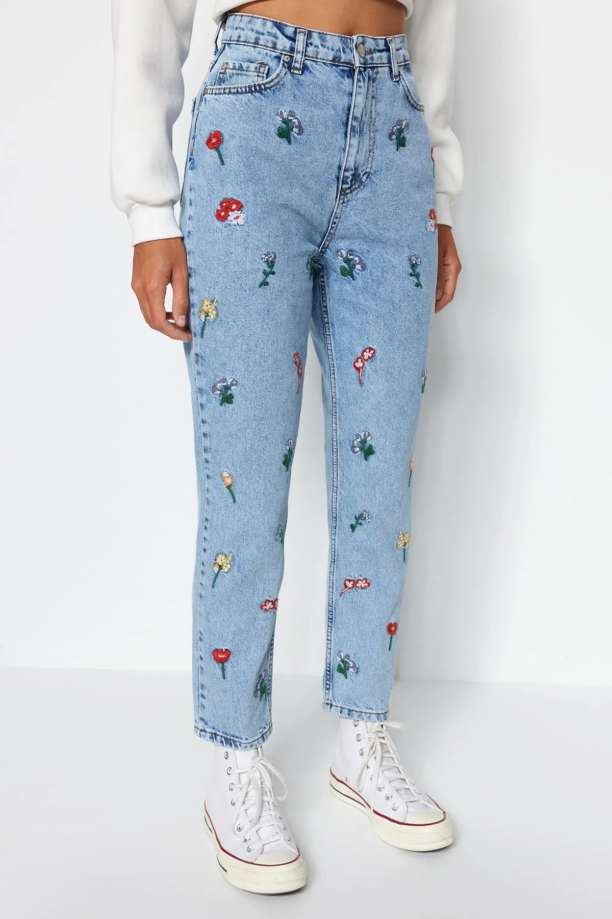 Trendyol Collection  Blaue bestickte Mom-Jeans mit hoher Taille TWOSS21JE0591