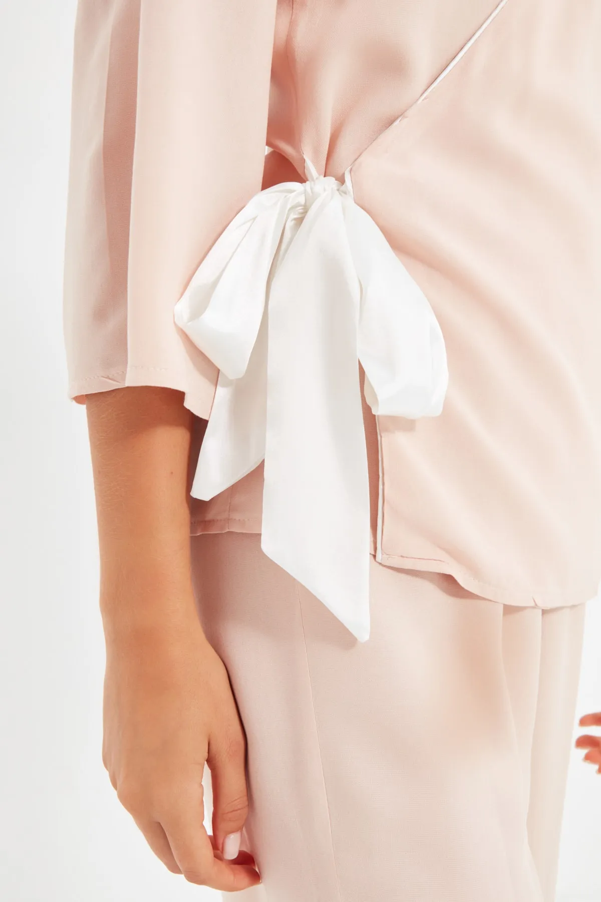 Trendyol Collection  Puderfarbenes, zweireihiges Pyjama-Set aus gewebter Viskose THMAW22PT0095