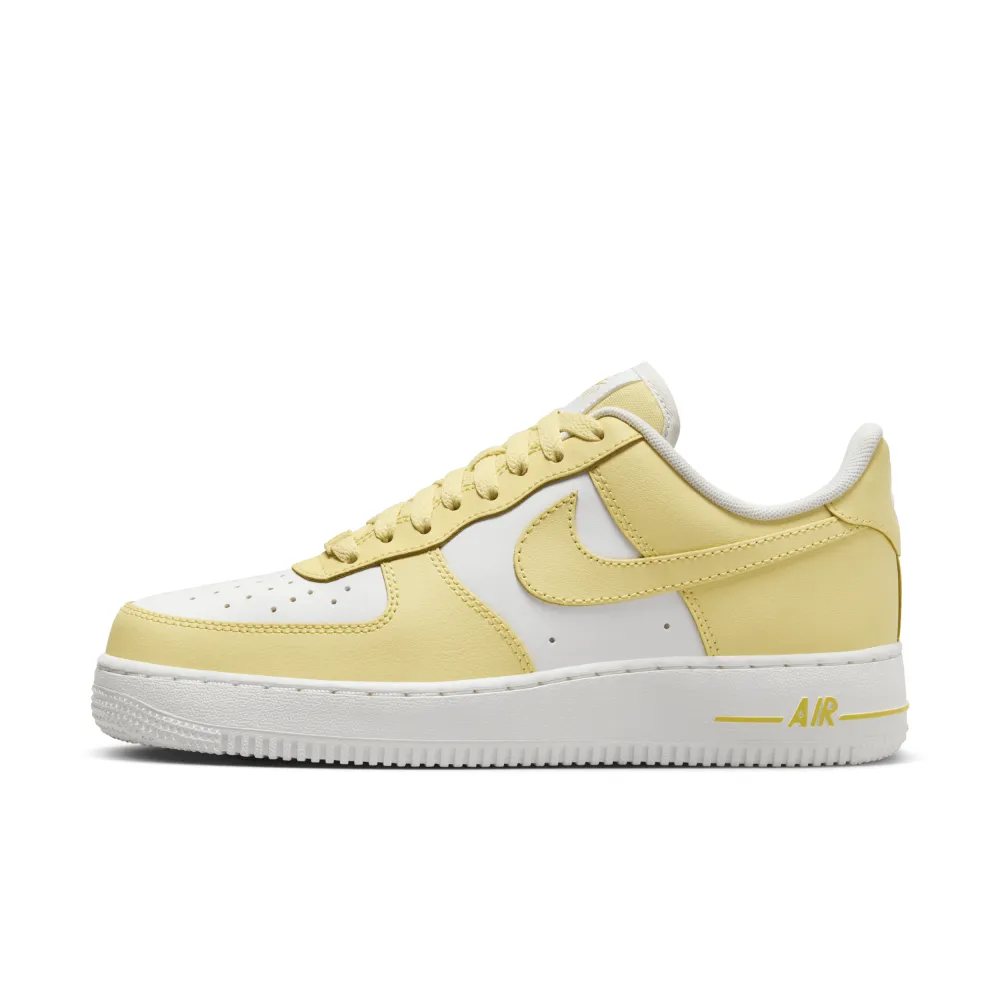Nike Wmns Air Force 1 07 HF0119-700 / gelb