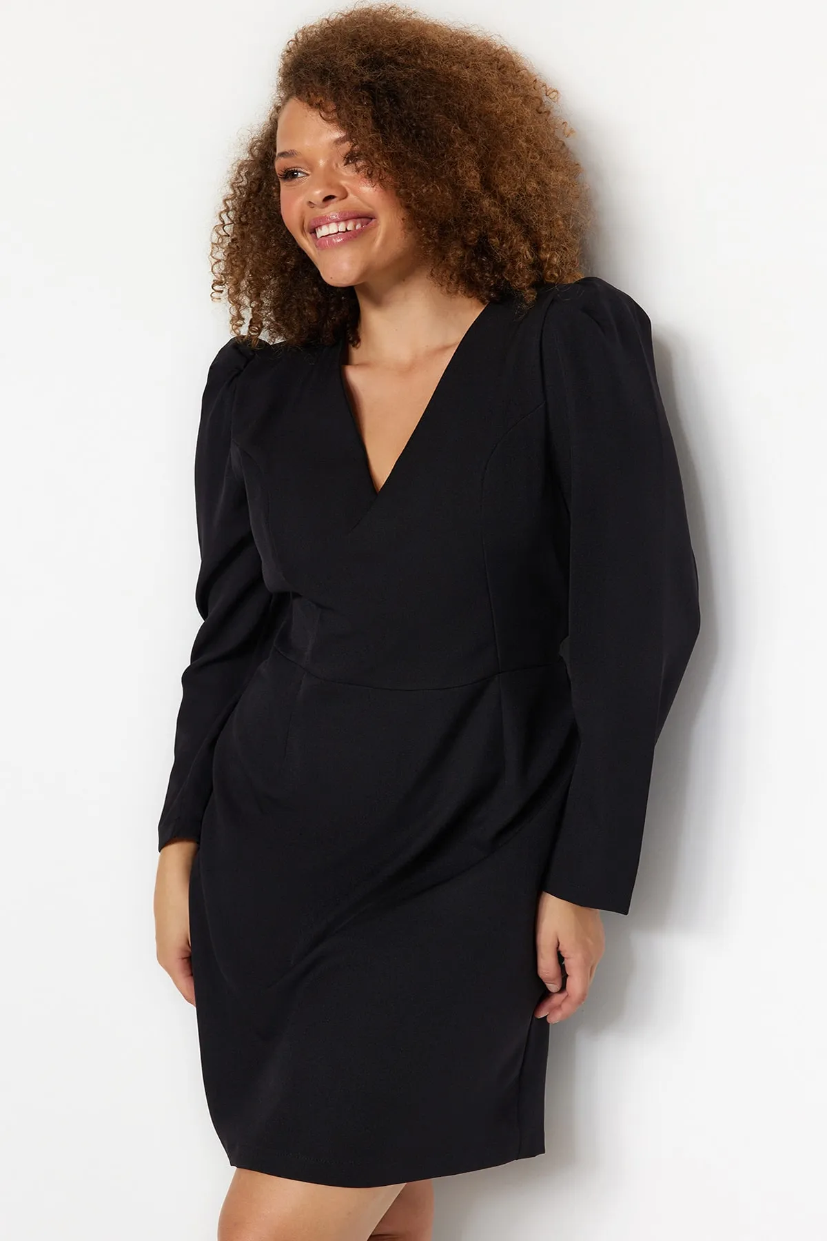 Trendyol Curve  Schwarzes Webkleid mit Ballonärmeln TBBAW24AH00038
