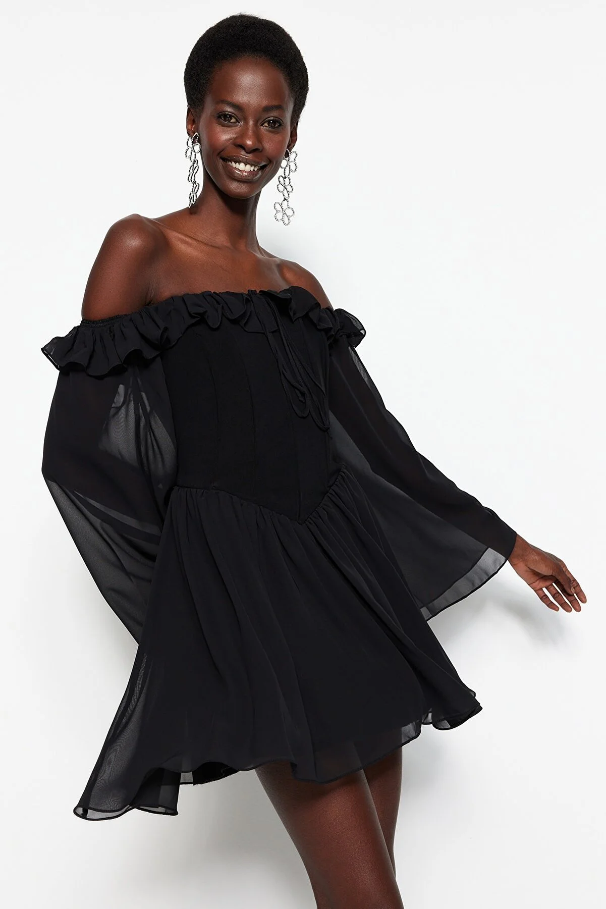 Trendyol Collection  Schwarzes elegantes Abendkleid aus Chiffon mit offener Taille/Skater-gefüttertem Volant TPRSS23EL00096