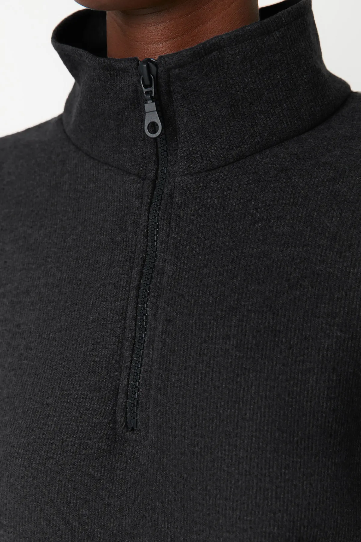 Trendyol Collection  Anthrazitfarbenes Thessaloniki/Strickoptik-Sweatshirt mit Reißverschlusskragen und normaler Passform, TWOAW22SW0732