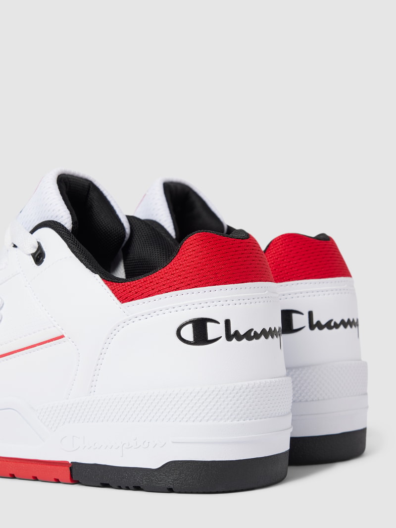 Sneaker mit Label-Detail in rot