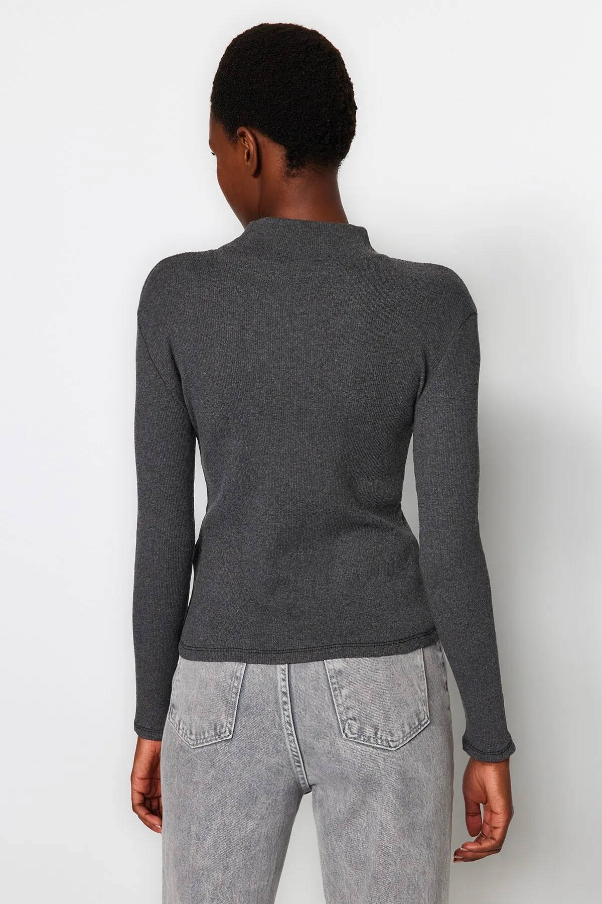 Trendyol Collection  Dunkelanthrazitfarbene, taillierte, langärmelige, gerippte, dehnbare Strickbluse mit hohem Kragen TWOAW21BZ0423
