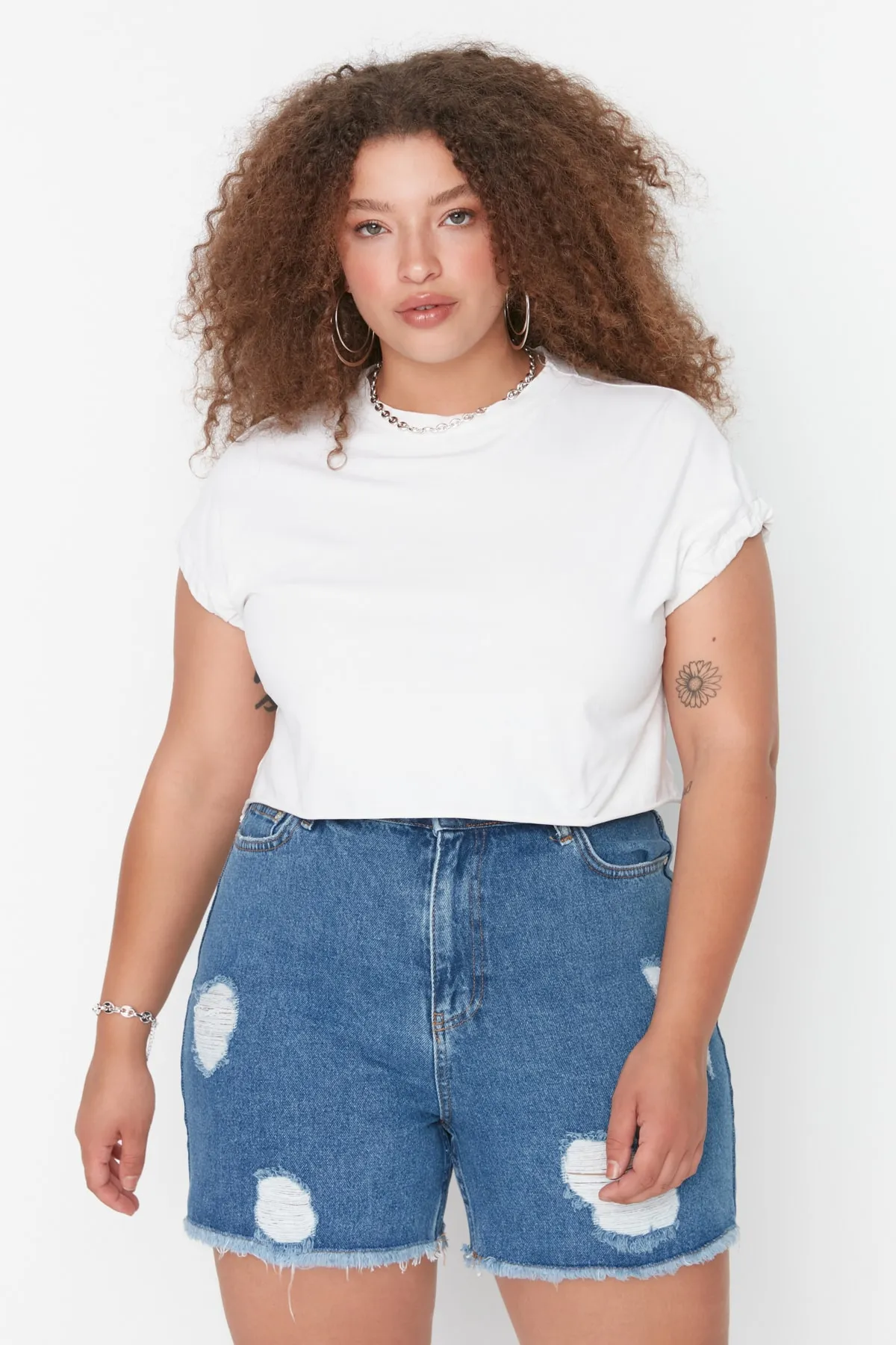 Trendyol Curve  Dunkelblaue Jeansshorts im Destroyed-Stil mit hoher Taille und Bermuda TBBSS22SR0165