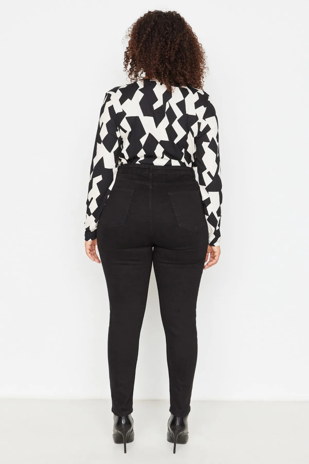 Trendyol Curve  Schwarze Skinny-Jeans mit hoher Taille und Knopfleiste vorne TBSSS22JE0373