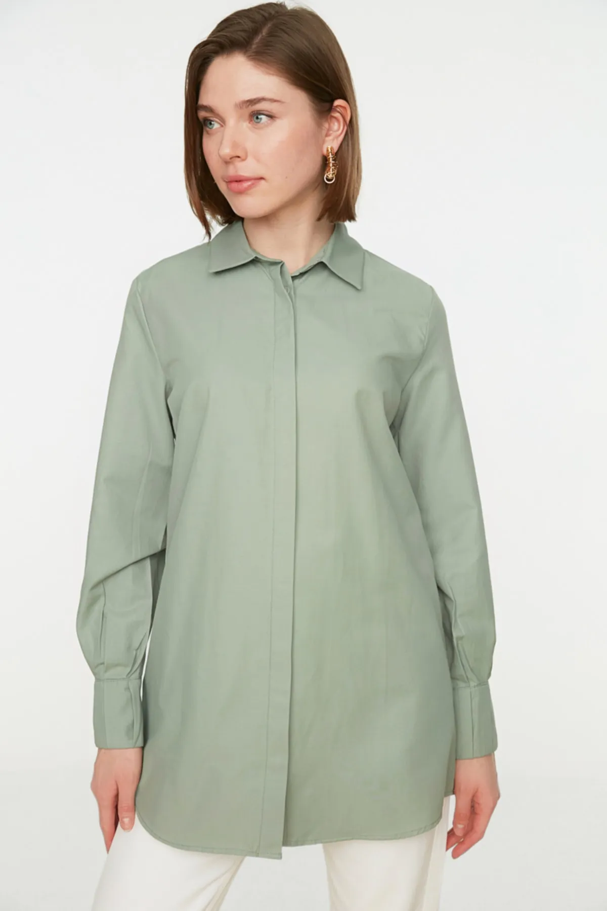 Trendyol Modest  Hellkhakifarbenes, gewebtes Hemd mit versteckter Knopfleiste und Manschettendetails TCTSS22GO0103