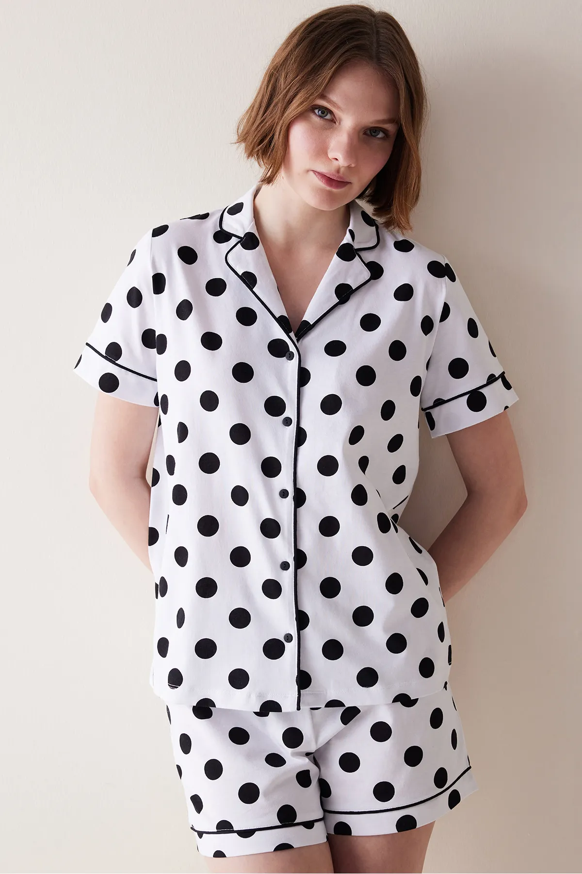 Penti  Schwarz gepunktetes Pyjama-Set mit weißen Hemd-Shorts