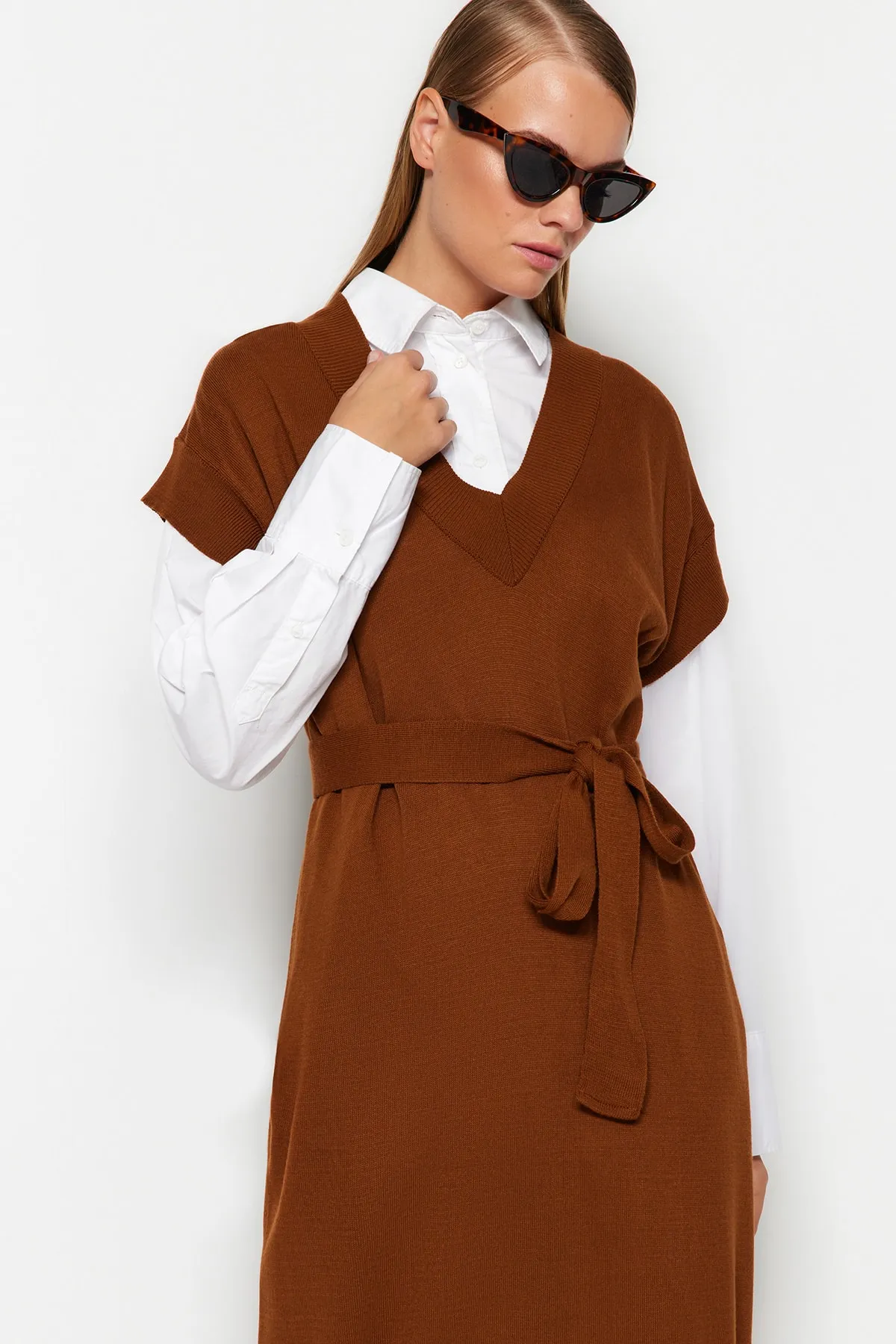 Trendyol Modest  Dunkelbraunes langes Strickpulloverkleid mit Gürtel TCTAW24UV00020