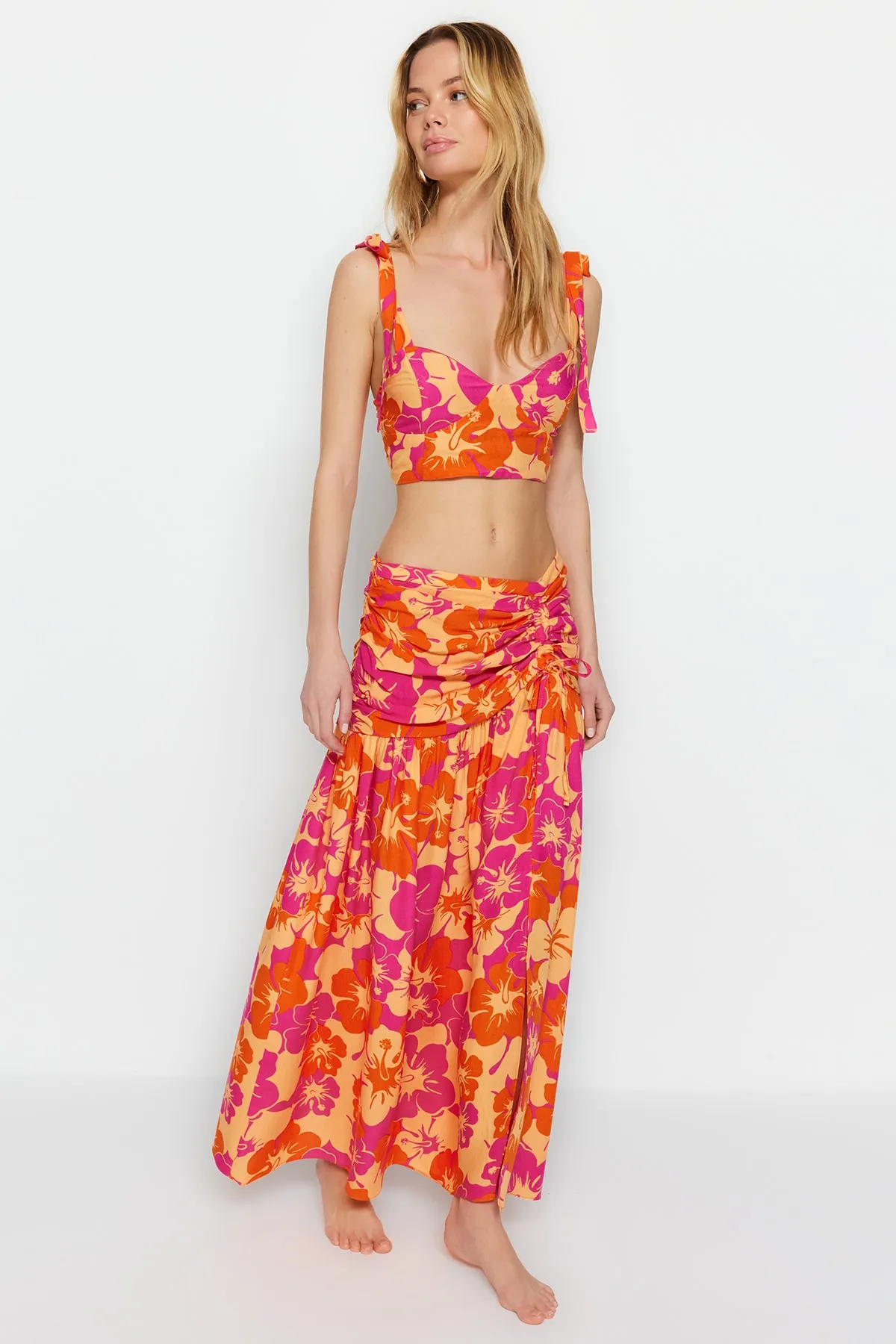 Trendyol Collection  Gewebtes Blusen-Rock-Set mit Blumenmuster und Bindeband TBESS23AU00182