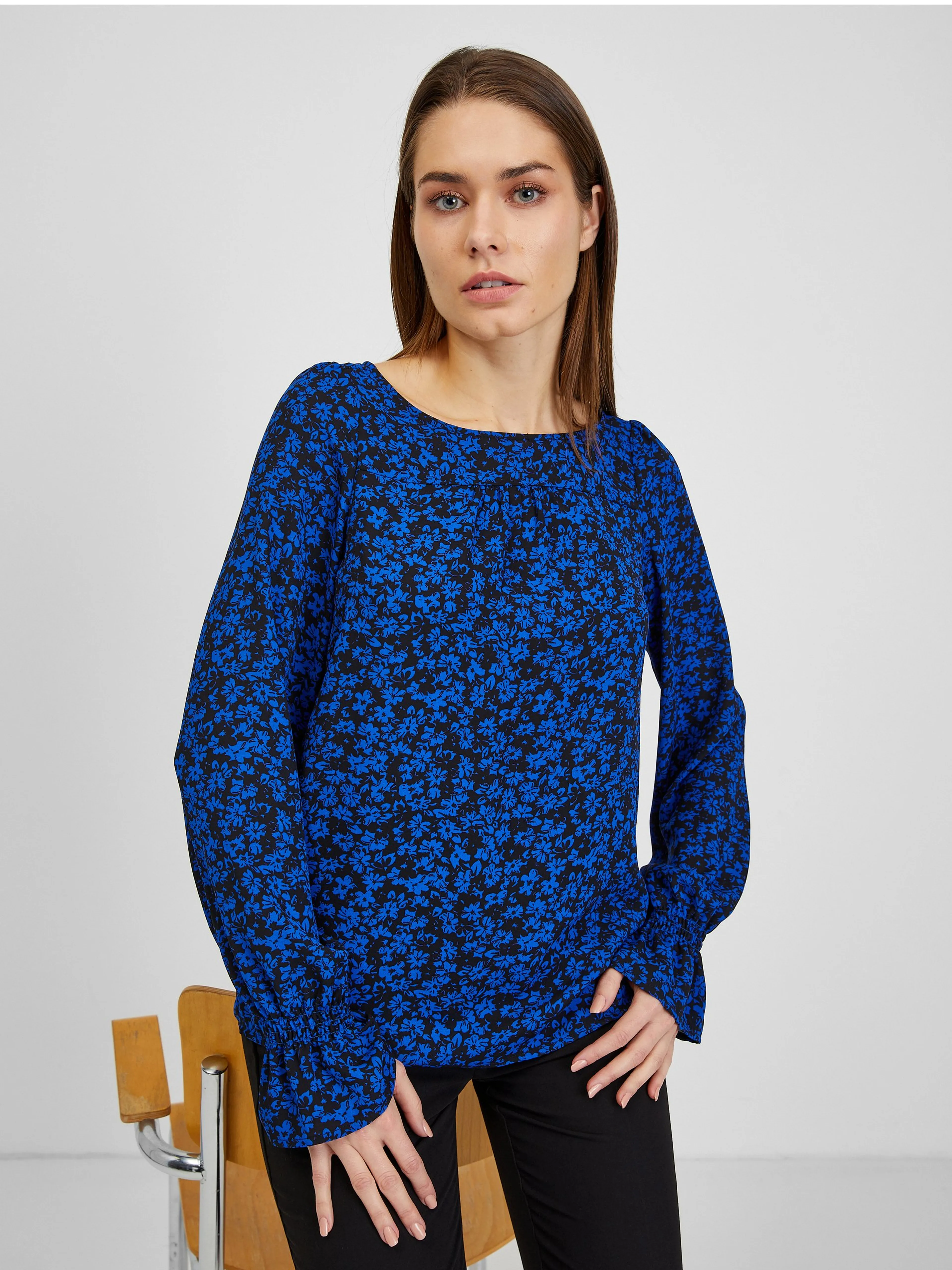 Schwarz-blaue geblümte Bluse ORSAY