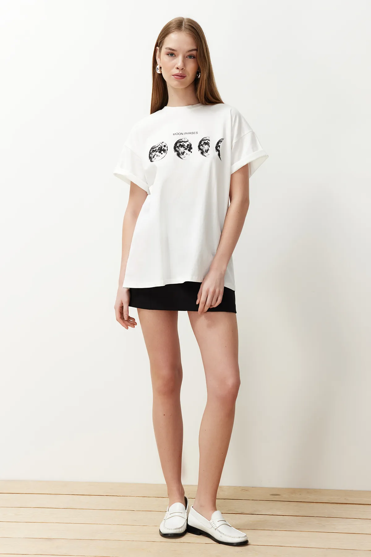 Trendyol Collection  Ecrufarbenes, bedrucktes Boyfriend-Strick-T-Shirt mit Rundhalsausschnitt aus 100 % Baumwolle TWOSS20TS0245