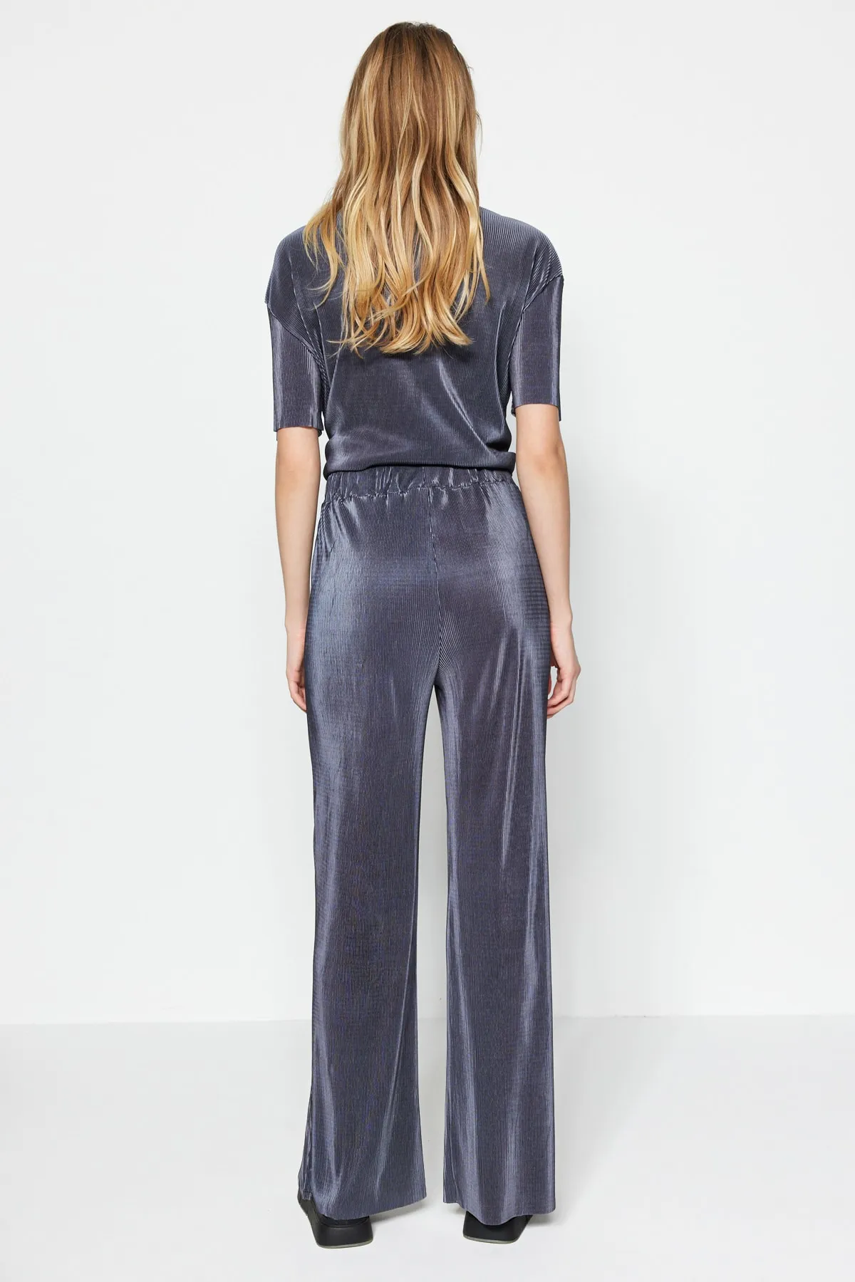 Trendyol Collection  Anthrazitfarbene, plissierte, geschlitzte, detaillierte, elastische Taille, bequemer Schnitt, Strickhose mit hoher Taille TWOSS23PL00108