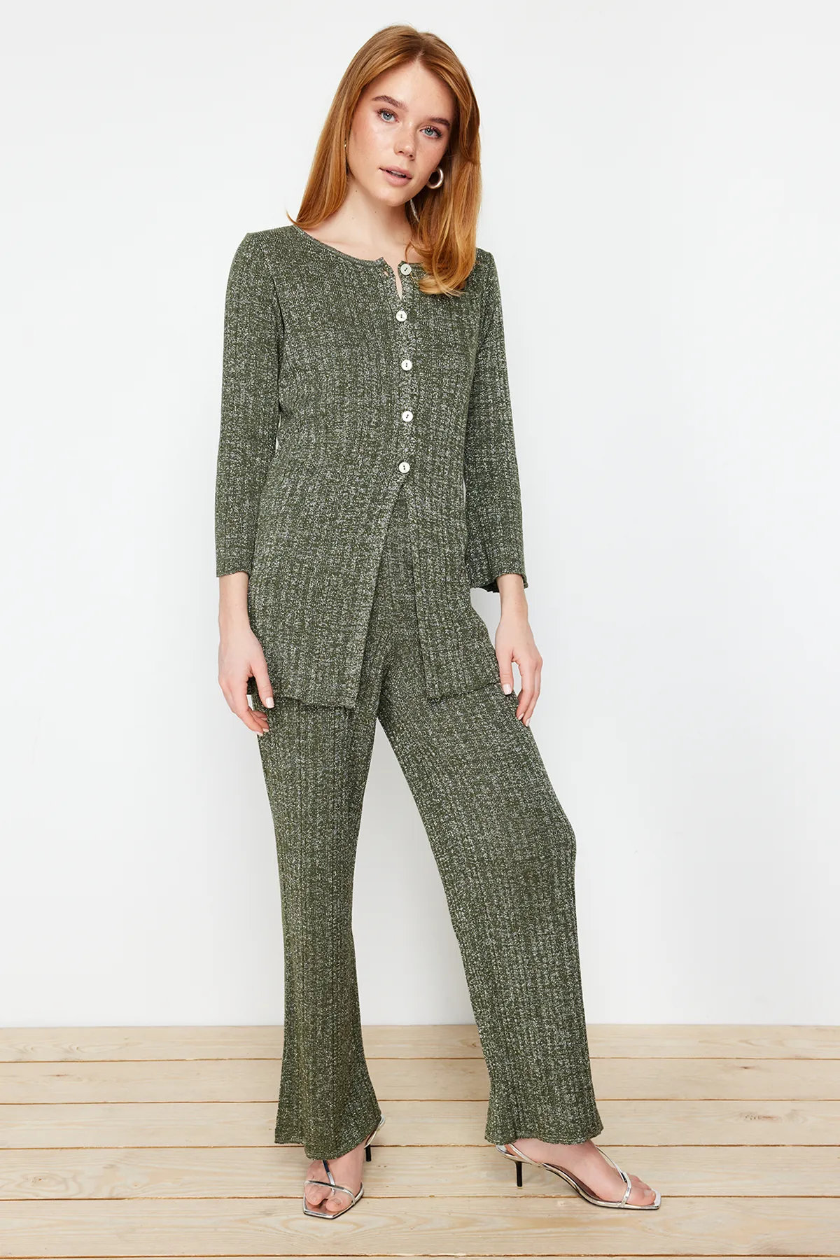 Trendyol Collection  Khakifarbenes Glitzer-Cardigan-Hosen-Set aus Strickoberteil und -unterteil TWOSS24AU00007