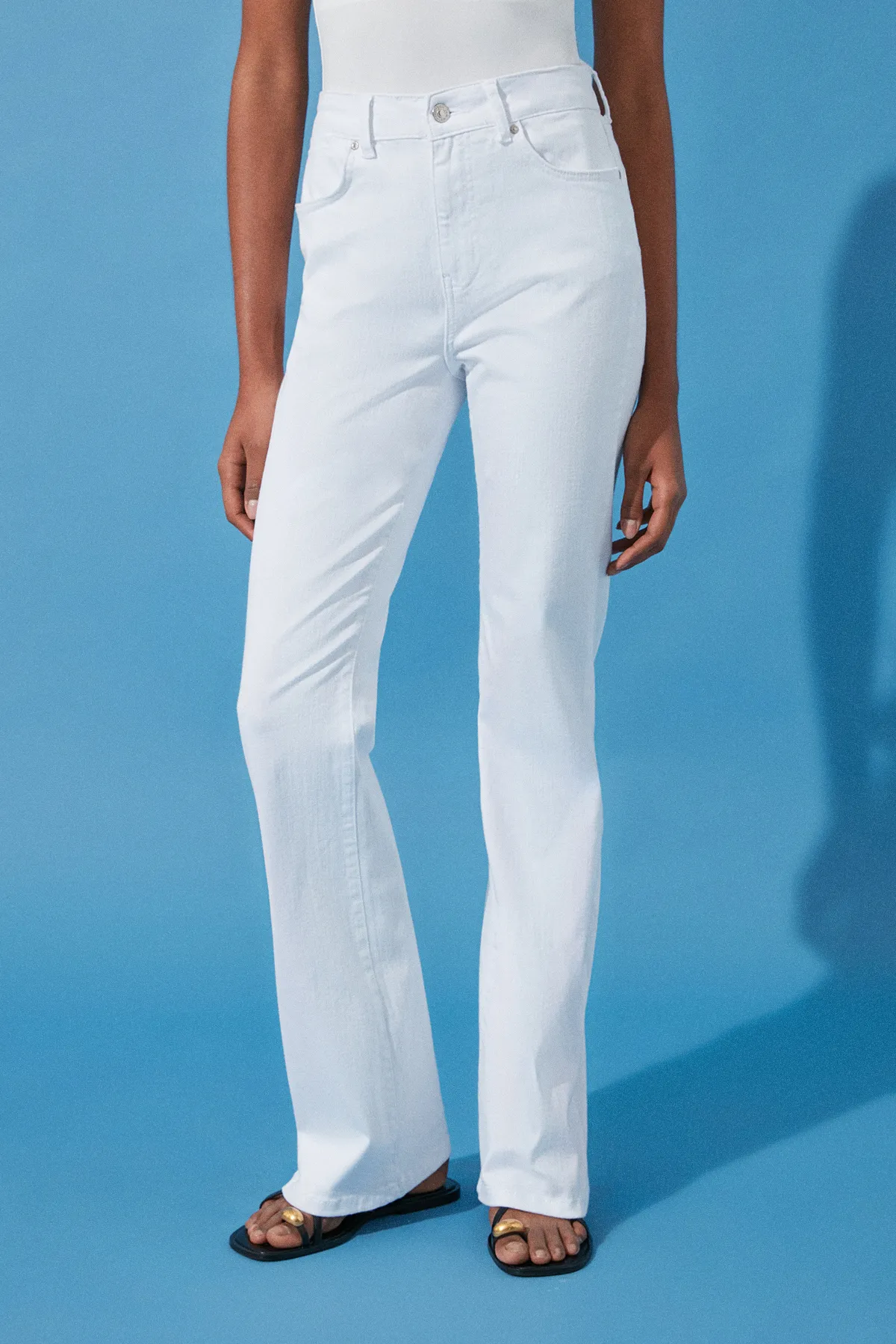 Trendyol Collection  Weiße Schlagjeans mit hoher Taille TWOSS24JE00267