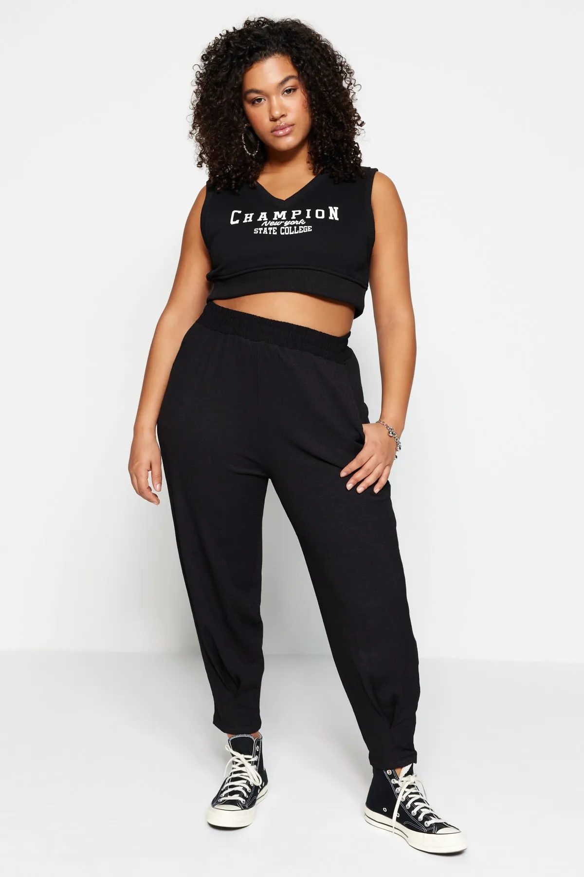 Trendyol Curve  Schwarze Karotten-Strickhose mit elastischem Bund TBBSS23AR00002
