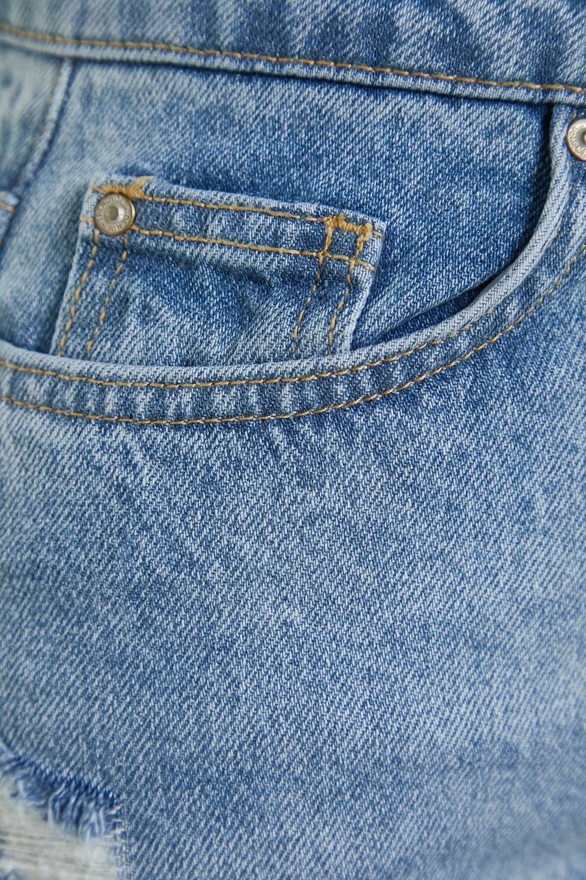 Trendyol Collection  Hellblaue zerrissene High-Bel-Mom-Jeans TWOSS23JE00230