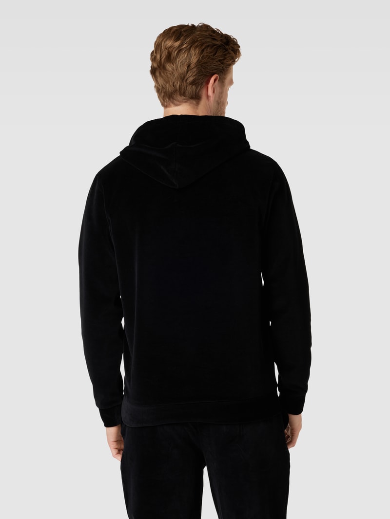 Hoodie mit Känguru-Tasche in schwarz