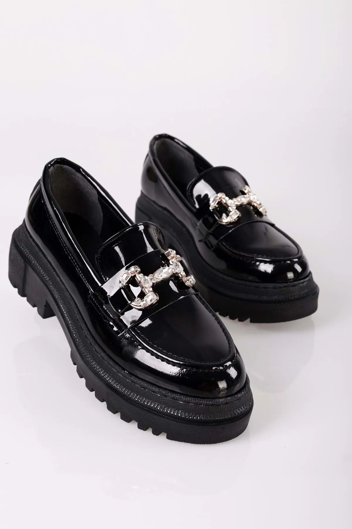 Shoeberry  Damen-Loafer Lucie aus schwarzem Lackleder mit Steinschnalle