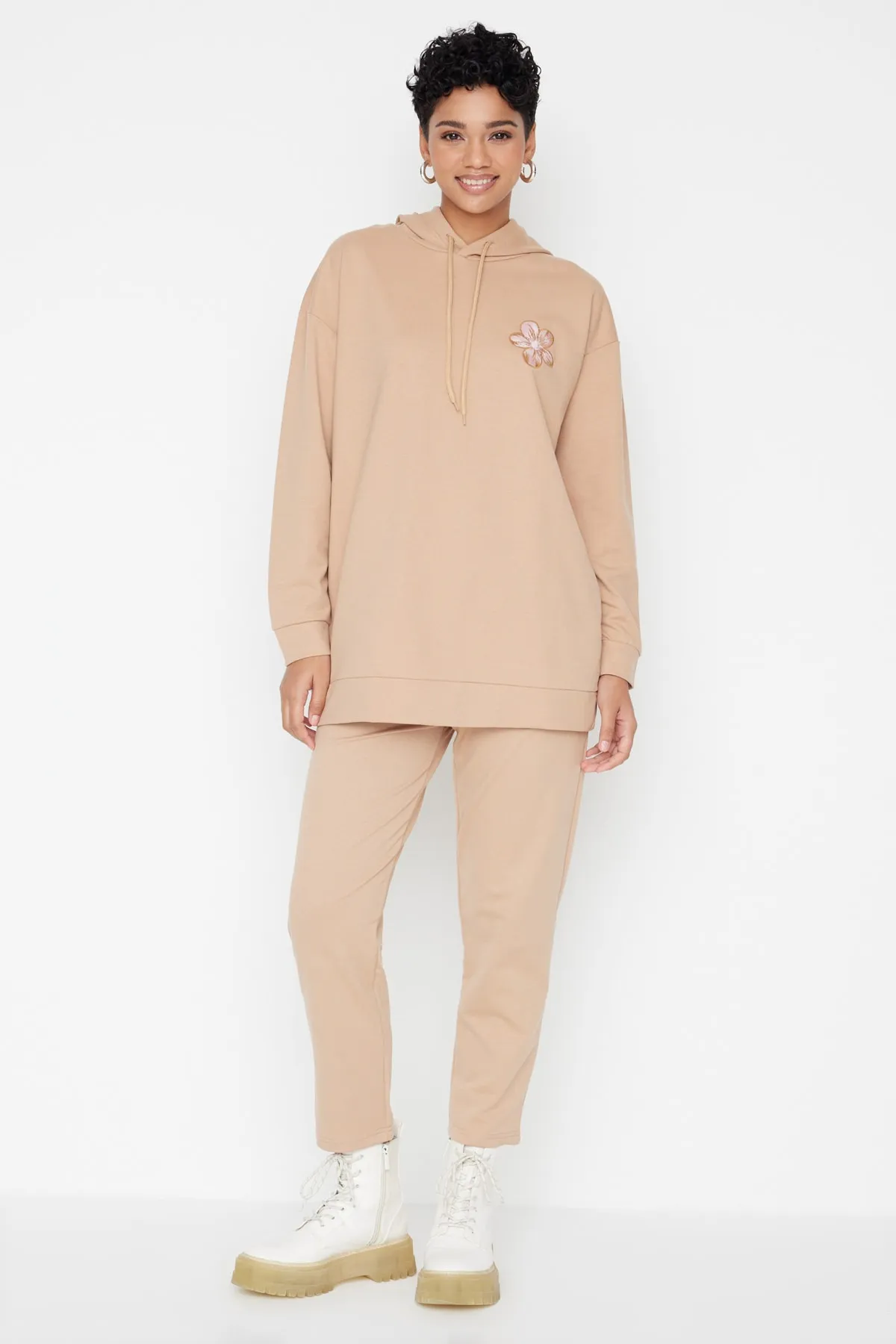 Trendyol Modest  Nerzfarbenes Strick-Trainingsanzug-Set mit Kapuze und Blumenmotiv TCTAW23EN00058
