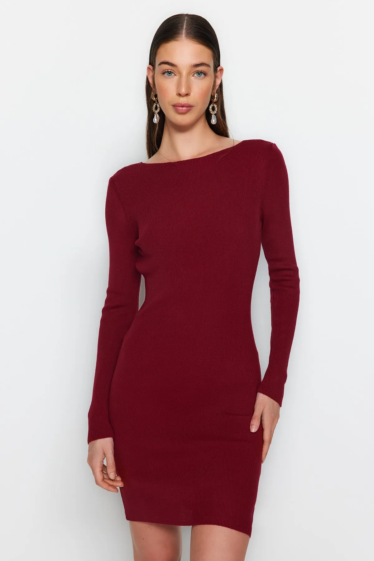 Trendyol Collection  Weinrotes, figurbetontes Mini-Strickkleid mit Rückendetail TWOAW24EL00089